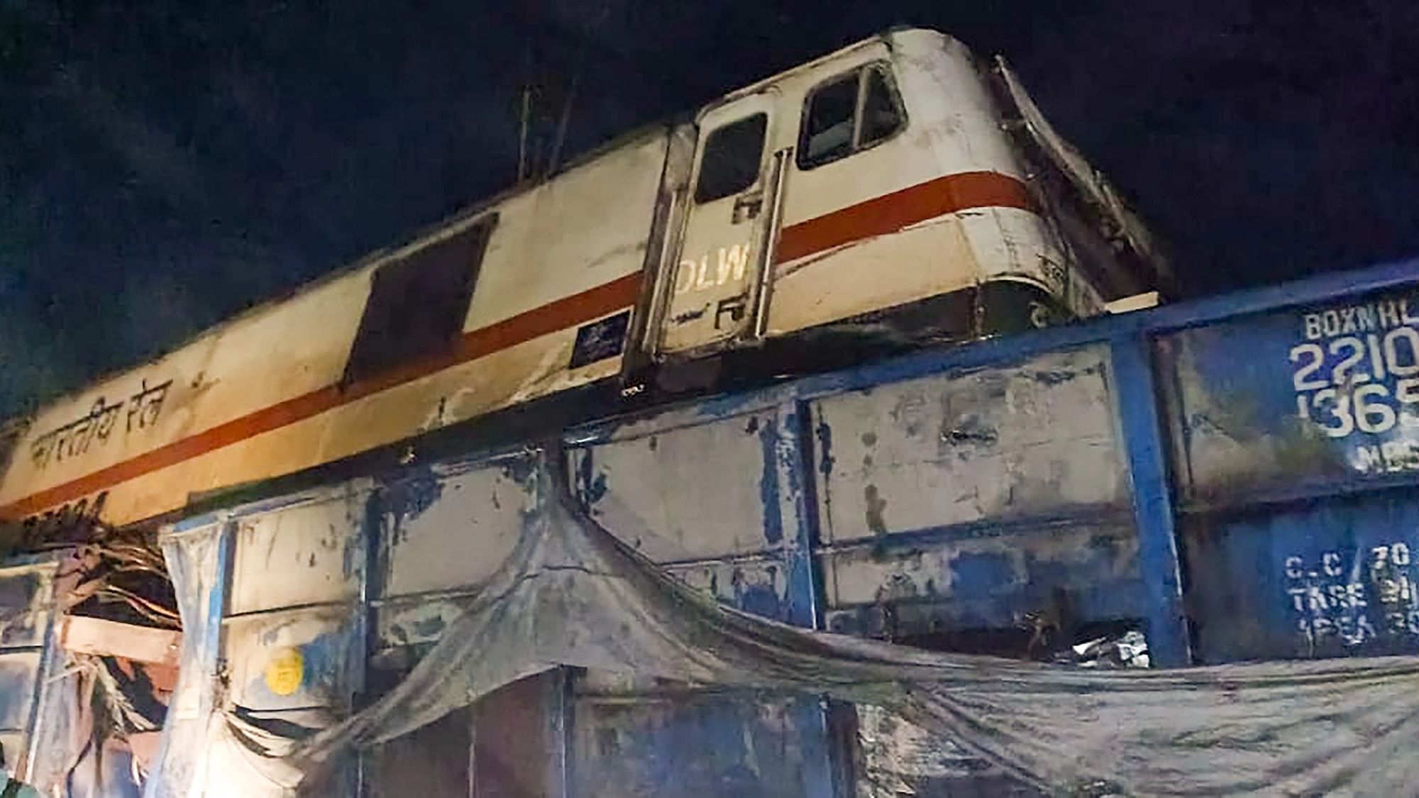 <div class="paragraphs"><p>Odisha Train Accident: रेलवे ने जारी किए हेल्पलाइन नंबर, युद्ध स्तर पर रेस्क्यू</p></div>