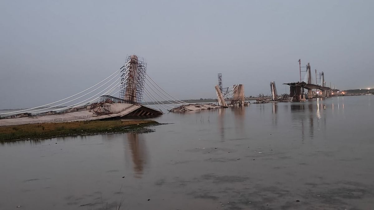 Bihar के मुख्यमंत्री नीतीश कुमार ने भागलपुर में एक निर्माणाधीन पुल गिरने की घटना की जांच के आदेश दिए हैं.