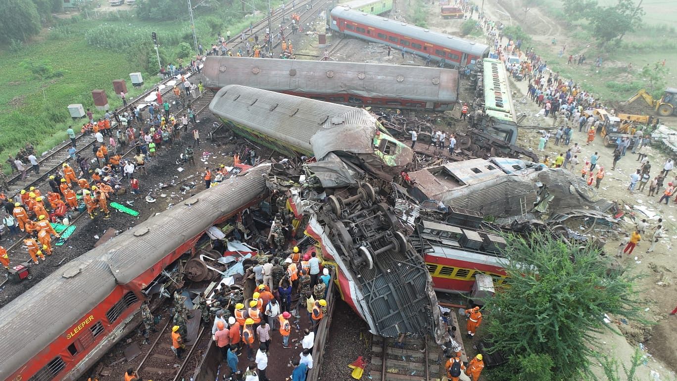 <div class="paragraphs"><p>Odisha Train Accident: 280+ मौतें, दिन में साफ दिखी हादसे की भयावहता | Photos</p></div>