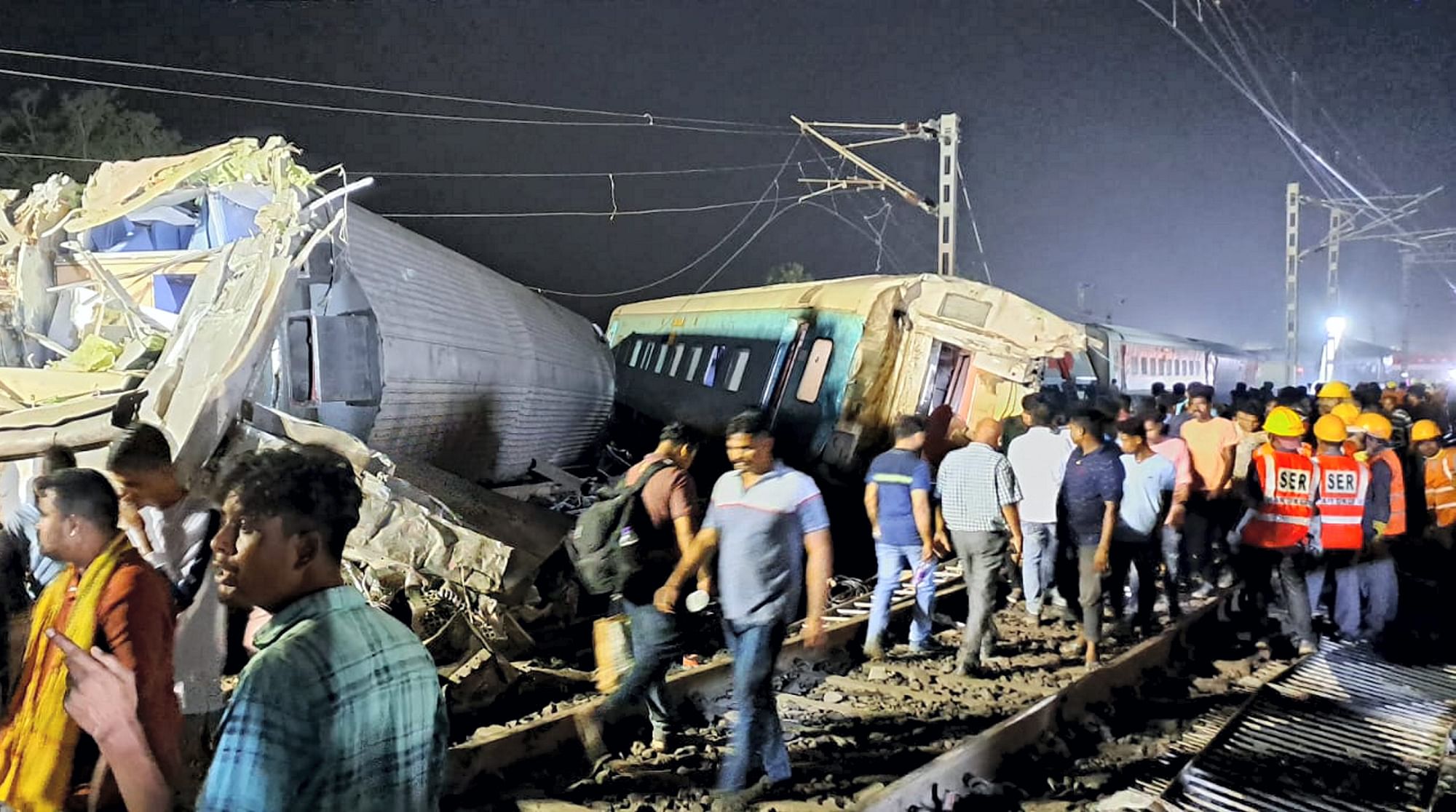 <div class="paragraphs"><p>'ट्रेन से बाहर आया, चारों ओर शरीर के अंग बिखरे थे'- ओडिशा ट्रेन हादसे पर चश्मदीद</p></div>