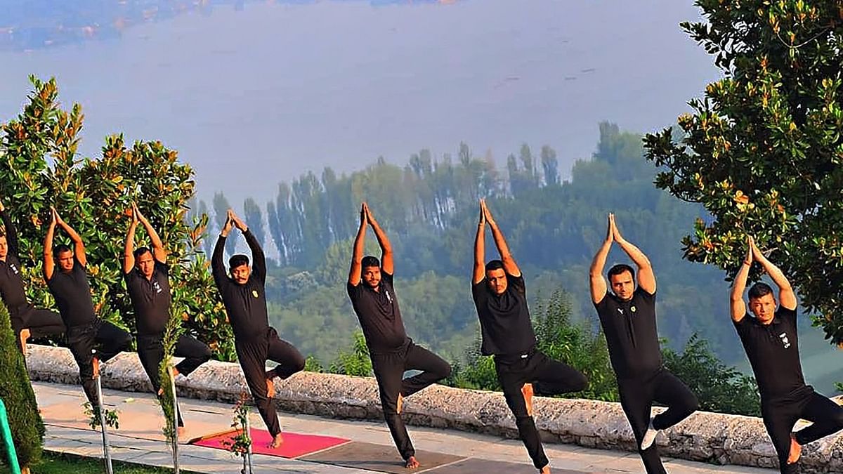 International Yoga Day: पहाड़ों से चलती ट्रेन तक आसन, 'योगमय' हुआ देश | Photos
