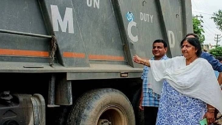 UP से पैसा लेकर दिल्ली का कूड़ा UP ही में डंप?गाजियाबाद में 9 ट्रक जब्त-FIR दर्ज