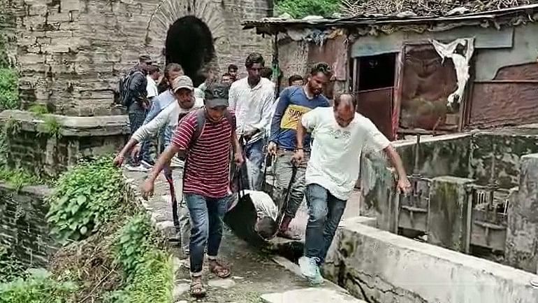 <div class="paragraphs"><p>Uttarakhand: चमोली में करंट लगने से 15 लोगों की मौत, CM ने दिए जांच के आदेश</p></div>