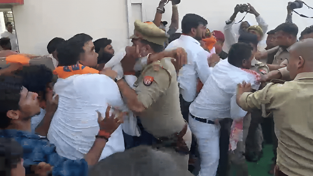 गोरखपुर यूनिवर्सिटी: ABVP कार्यकर्ताओं का हंगामा, कुलपति से झड़प,पुलिस से मारपीट