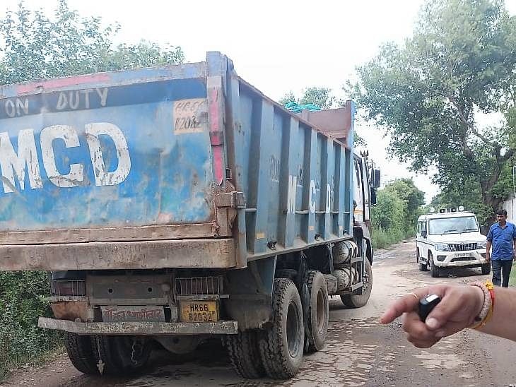गाजियाबाद की मेयर सुनीता दयाल ने MCD दिल्ली के ऐसे 9 ट्रक पकड़े हैं, जिनमें दिल्ली से  कूड़ा भरकर लाया जा रहा था.