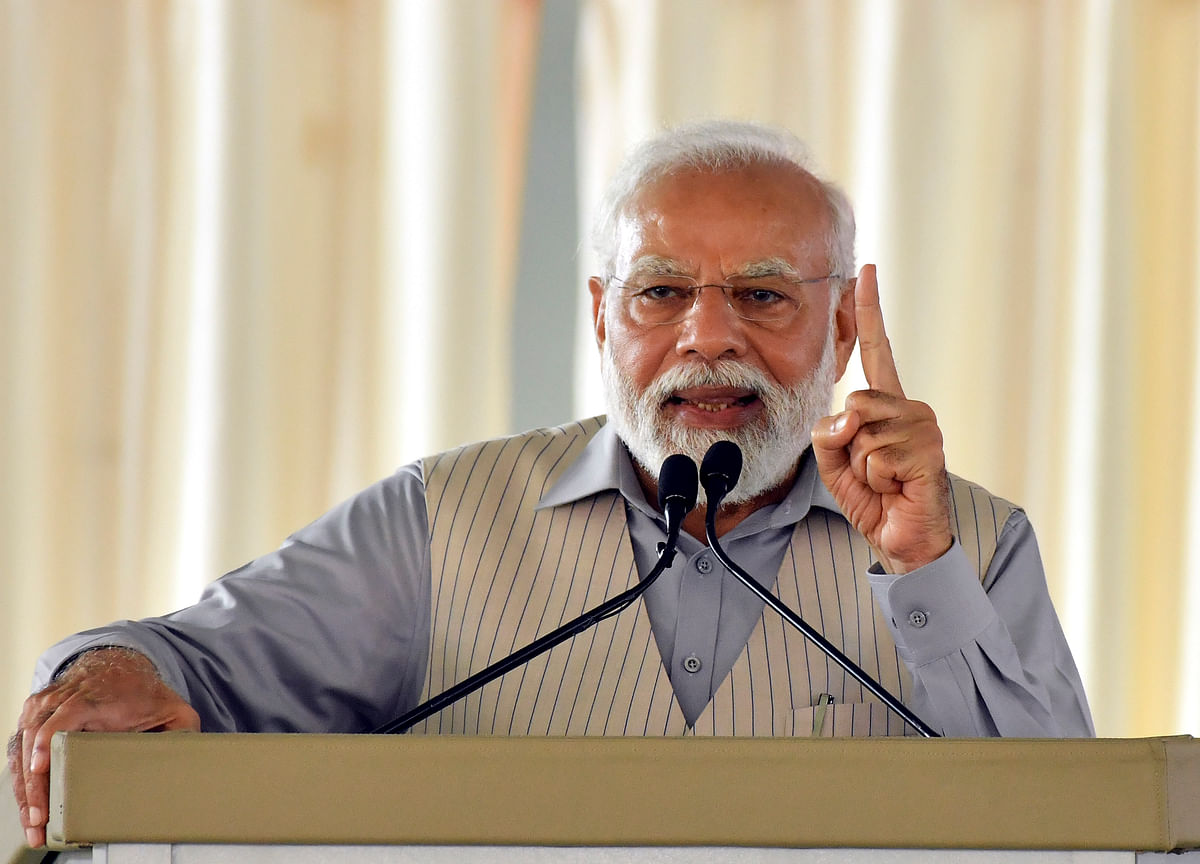 PM Modi ने तेलंगाना पहुंच KCR सरकार को घेरा, भद्रकाली मंदिर में की पूजा| Photos