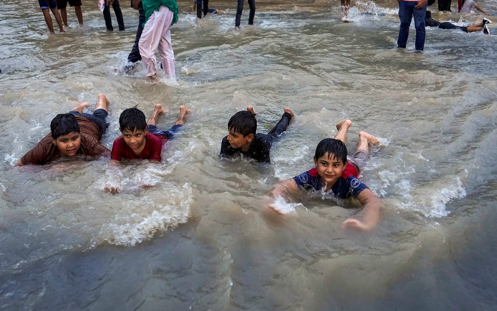 <div class="paragraphs"><p>नई दिल्ली: शुक्रवार को  राजघाट के पास    के इलाकों में पानी भर गया, बच्चे पानी में खेलते हुए.</p></div>