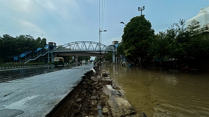 Delhi Floods: सिविल लाइंस में मुसीबतों का मंजर, सामान-कपड़े हुए बर्बाद |Photos
