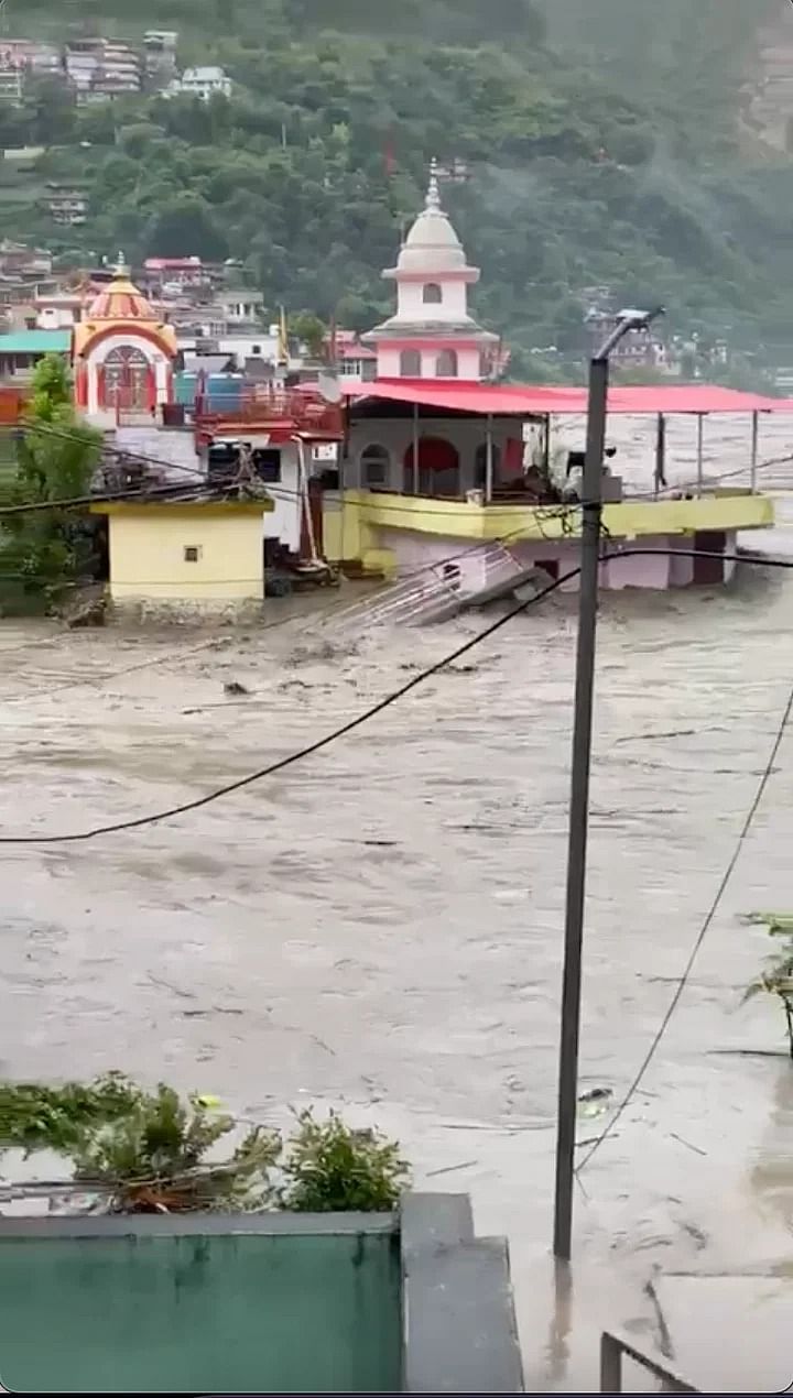 Himachal Pradesh Floods: बारिश के कारण ब्यास नदी के उफान ने मंडी में तबाही मचा दी है