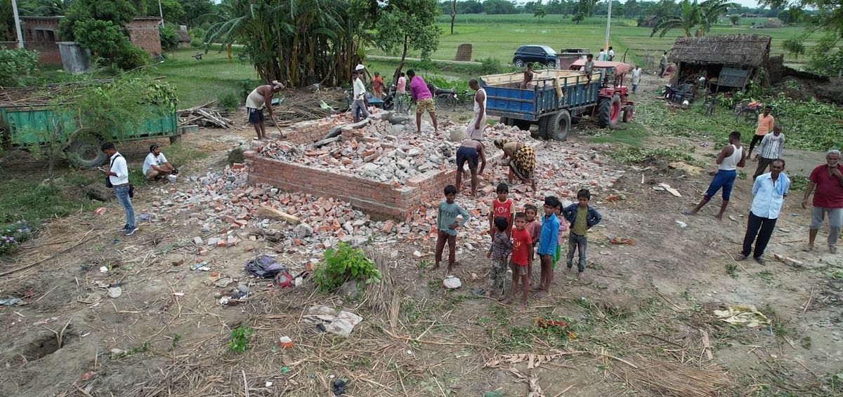 Lakhimpur Kheri Flood: गांव के लोग अपने आशियाने को तोड़कर सुरक्षित जगहों की ओर पलायन कर रहे हैं. 
