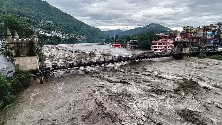 Himachal Pradesh Floods: बारिश के कारण ब्यास नदी के उफान ने मंडी में तबाही मचा दी है