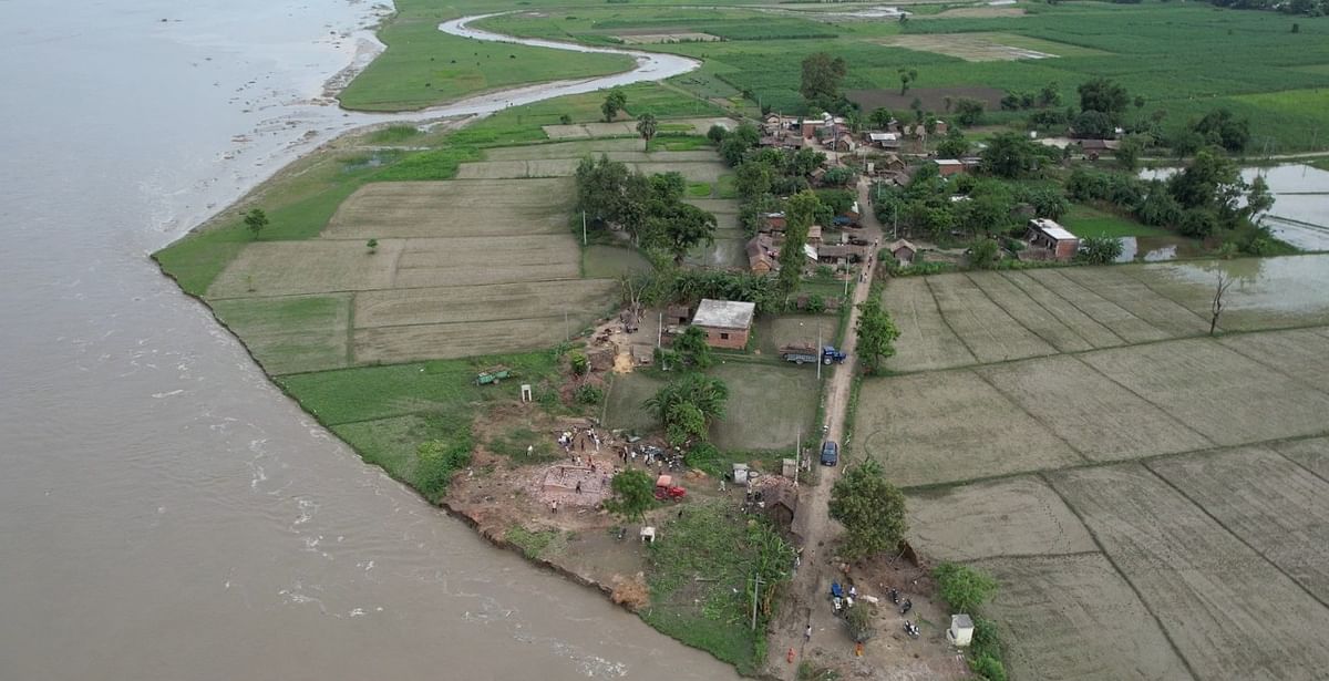 Lakhimpur Kheri Flood: गांव के लोग अपने आशियाने को तोड़कर सुरक्षित जगहों की ओर पलायन कर रहे हैं. 