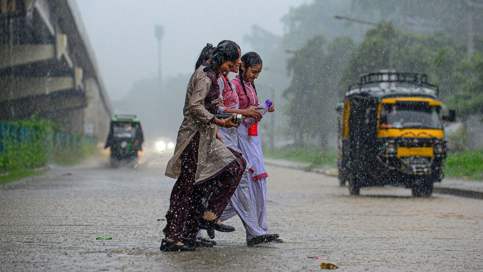 <div class="paragraphs"><p>पंजाब: जालंधर में मानसून की बारिश के बीच स्कूली छात्र सड़क पार करते हुए.</p></div>