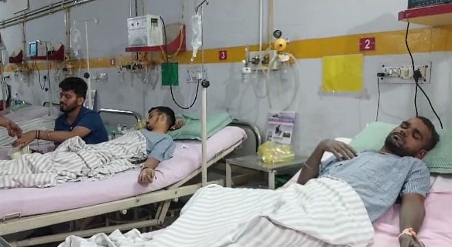 घटना की जानकारी मिलते ही प्रशासनिक अधिकारी मौके पर पहुंचे और घायलों को मेरठ के ही KMC हॉस्पिटल भर्ती कराया गया है.
