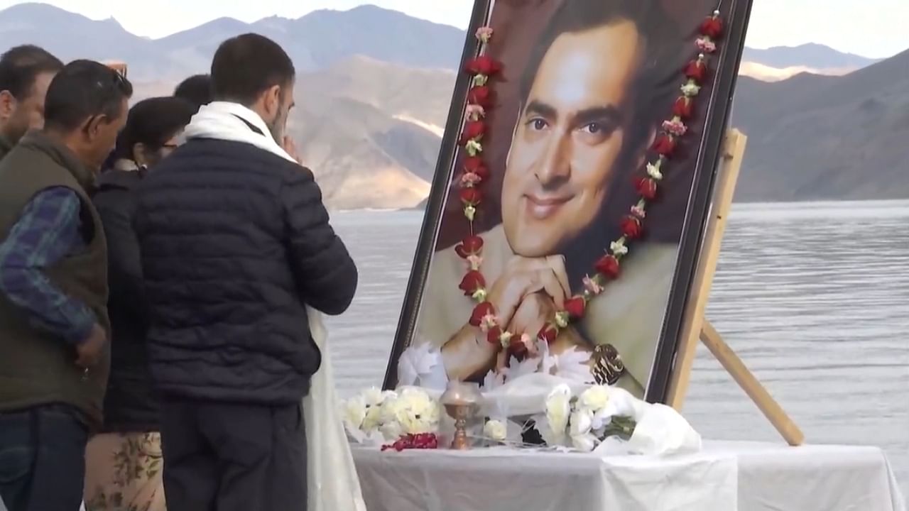 <div class="paragraphs"><p>"आपके निशान मेरा रास्ता हैं"- पिता राजीव गांधी को याद कर भावुक हुए राहुल गांधी</p></div>