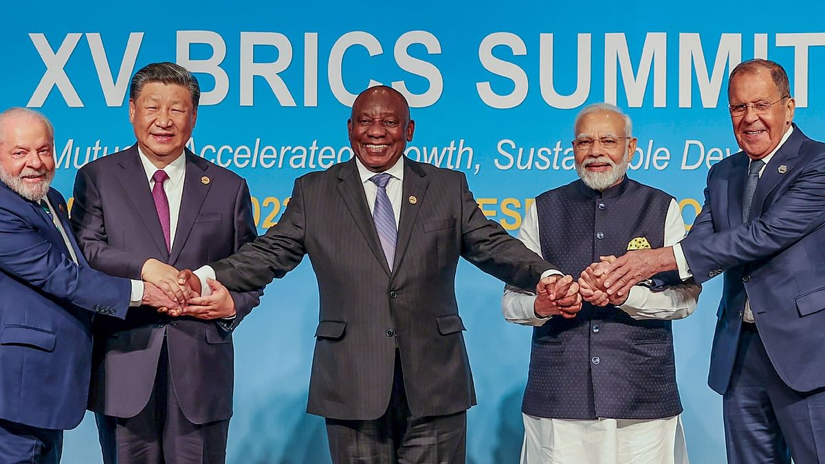 BRICS: पीएम मोदी ने जमीन पर पड़ा तिरंगा उठाया, जेब में रखा...अब हो रही चर्चा Photo