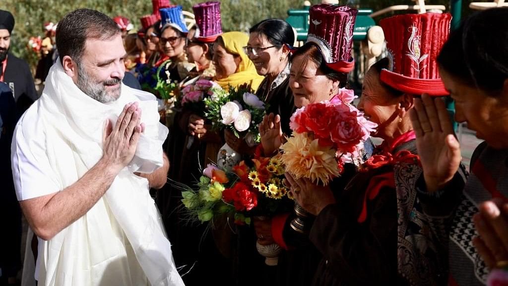 <div class="paragraphs"><p>Rahul Gandhi in Ladakh: लेह में युवा समर्थकों के बीच पहुंचे राहुल गांधी | Photos</p></div>