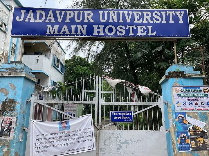 जादवपुर यूनिवर्सिटी में विरोध प्रदर्शन कर रहे छात्रों को 200 घंटे से ज्यादा का समय हो चुका है, कई छात्र कक्षा का भी बहिष्कार कर रहे हैं  
