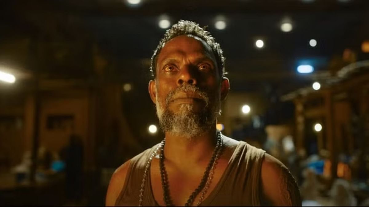 फिल्म में विलेन की एक्टिंग पर से दर्शकों का ध्यान एक बार भी नहीं हटेगा. विनायकन ने वर्मा की भूमिका को पूरी शिद्दत से पर्दे पर उतारा है. 