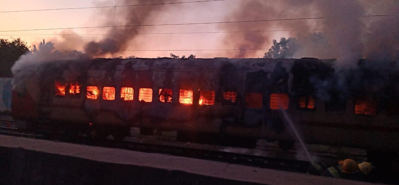 <div class="paragraphs"><p>तमिलनाडु के मदुरै रेलवे स्टेशन पर लखनऊ से रामेश्वरम जा रही ट्रेन के कोच में आग लगी है.</p></div>