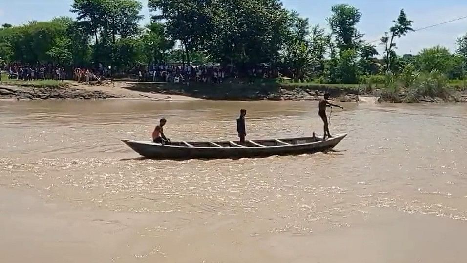 Bihar: मुजफ्फरपुर में 30 से ज्यादा बच्चों से भरी नाव पलटी, कई लापता- रेस्क्यू जारी