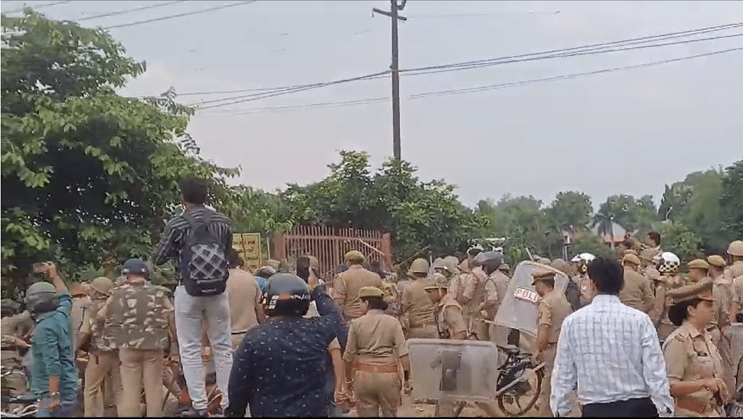 Agra Crime: पुलिस का आरोप है कि सत्संगियों ने पुलिस के ऊपर पथराव किया जिसमें कई पत्रकार और पुलिसकर्मी घायल हुए हैं. 