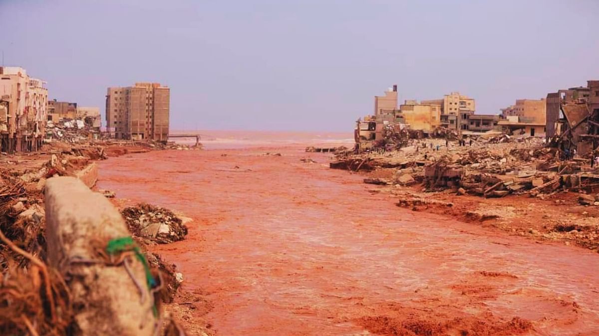 लीबिया के पूर्वी शहर डर्ना में चारों ओर लाशें, मलबे के पहाड़, क्षतिग्रस्त कारें और पानी भयावहता की कहानी कह रही है.