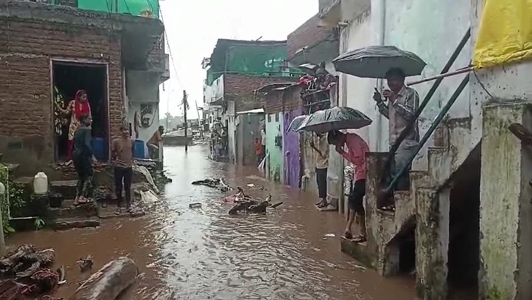MP में भारी बारिश: इंदौर में स्कूल बंद, हरदा का खंडवा और नर्मदापुरम से टूटा संपर्क