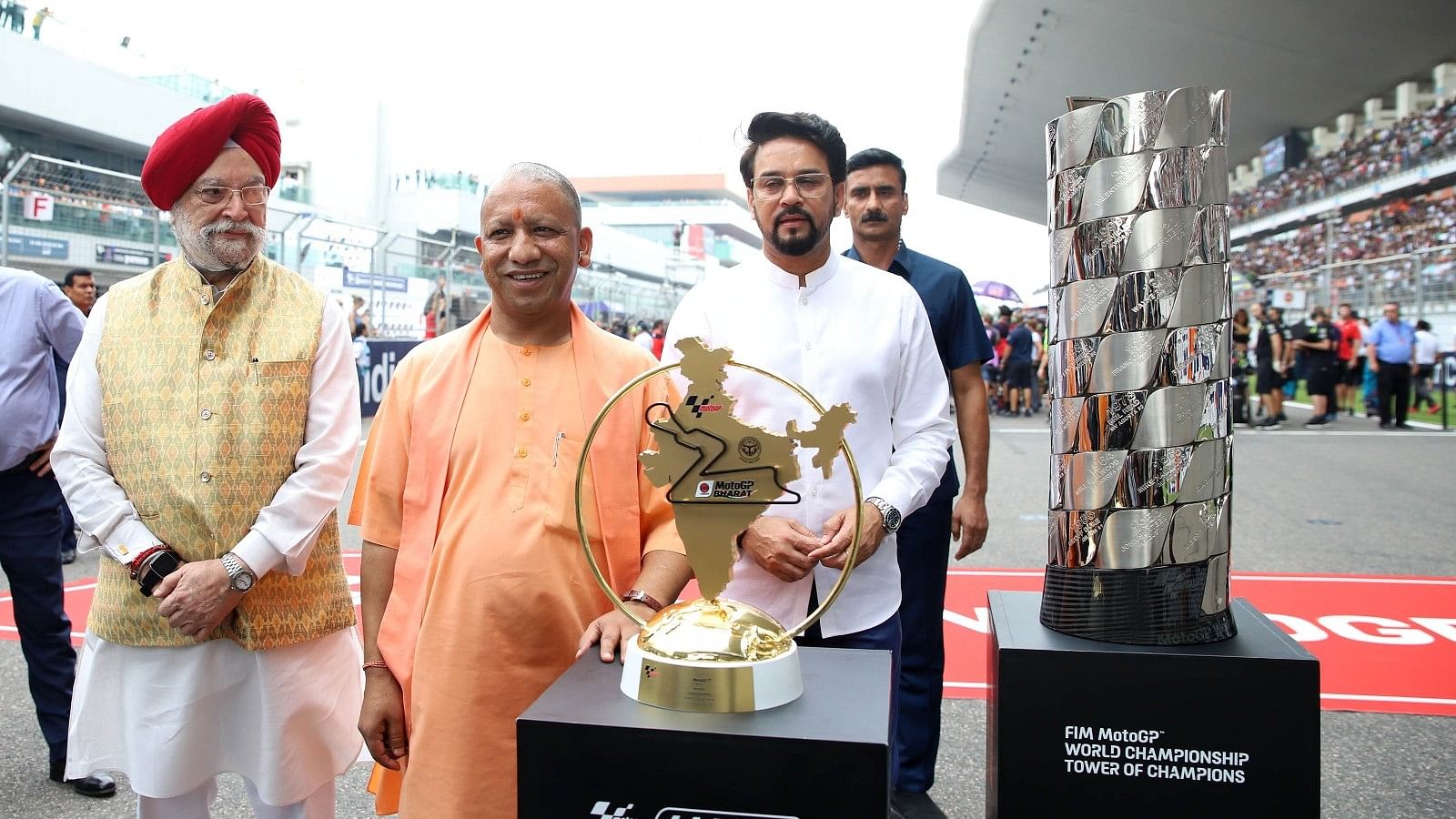 <div class="paragraphs"><p>सीएम योगी ने भारत मोटो जीपी के विजेता मार्को बेजेची को प्रदान की ट्रॉफी Photos</p></div>
