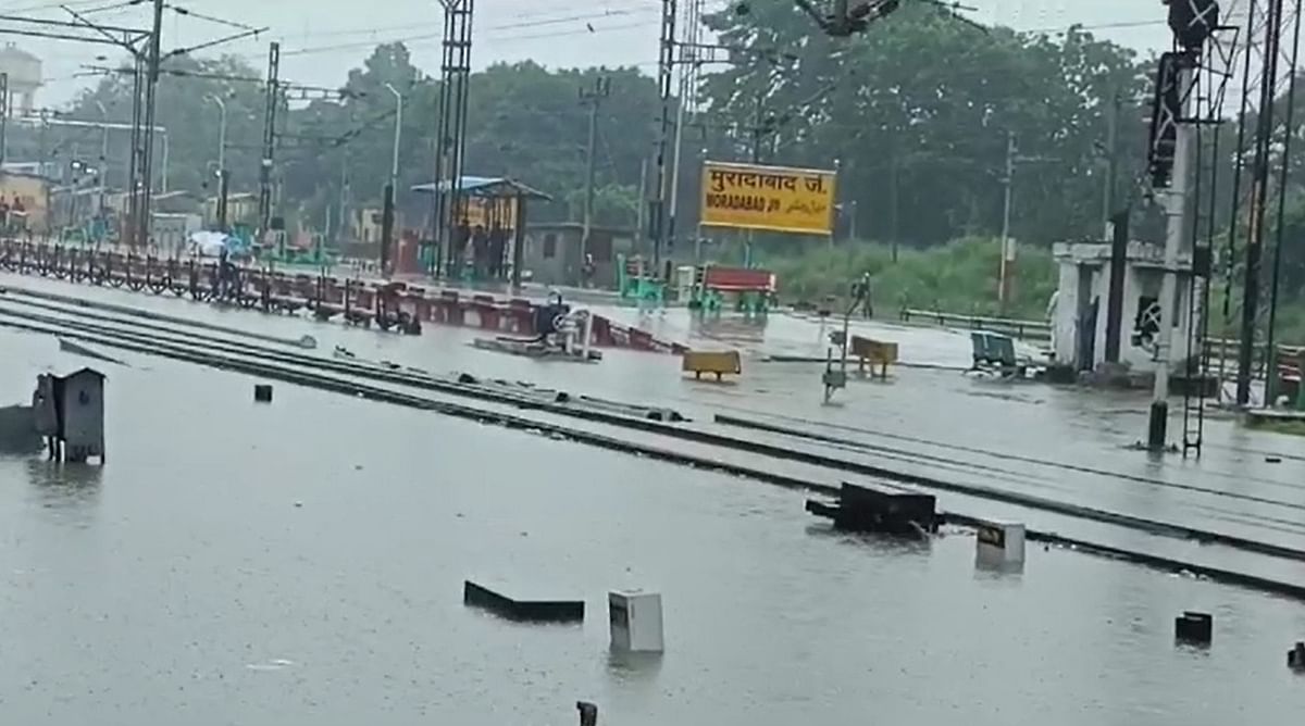 Rain in UP: फिरोजाबाद में बारिश के पानी से NH -2 पर सड़क 5-6 फुट तक धंस गयी है.