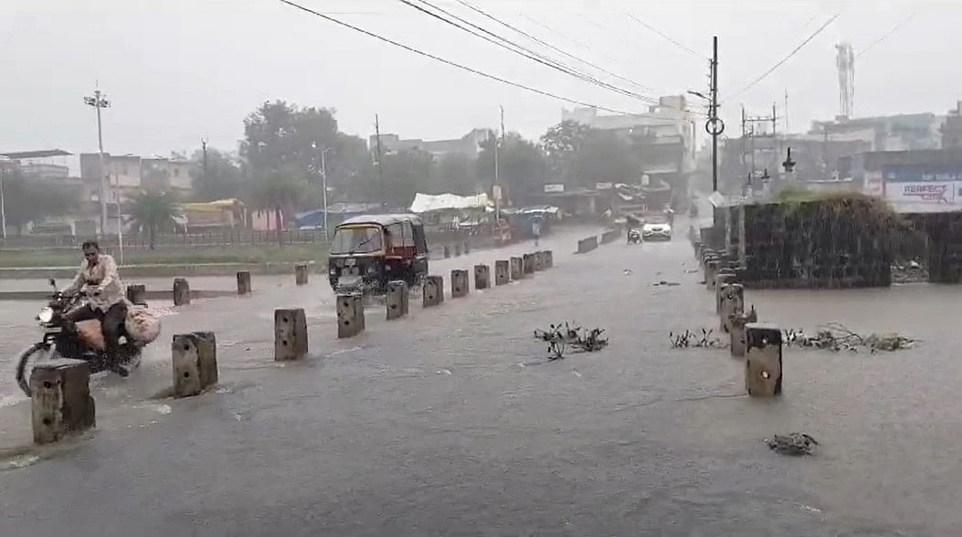 Madhya Pradesh Heavy Rain: बुरहानपुर में ताप्ती नदी खतरे के निशान से ऊपर बह रही है.