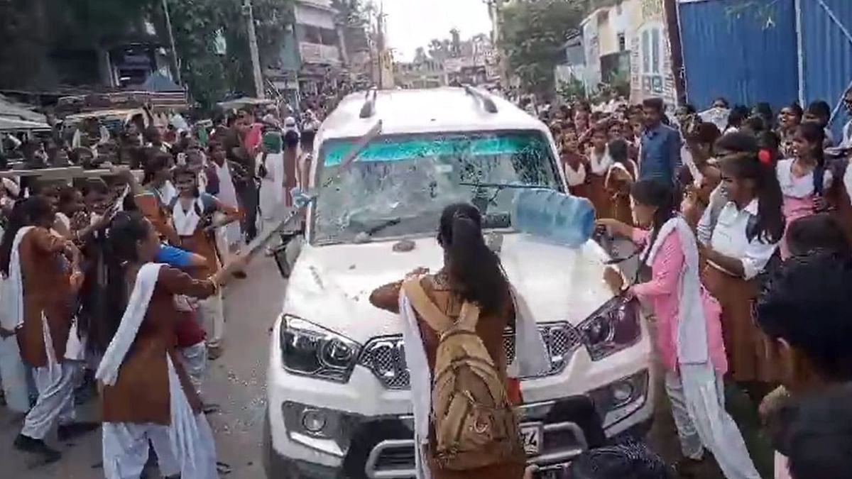 Bihar: वैशाली में सरकारी स्कूल की छात्राओं ने BEO की गाड़ी पर बरसाएं पत्थर, रोड किया जाम