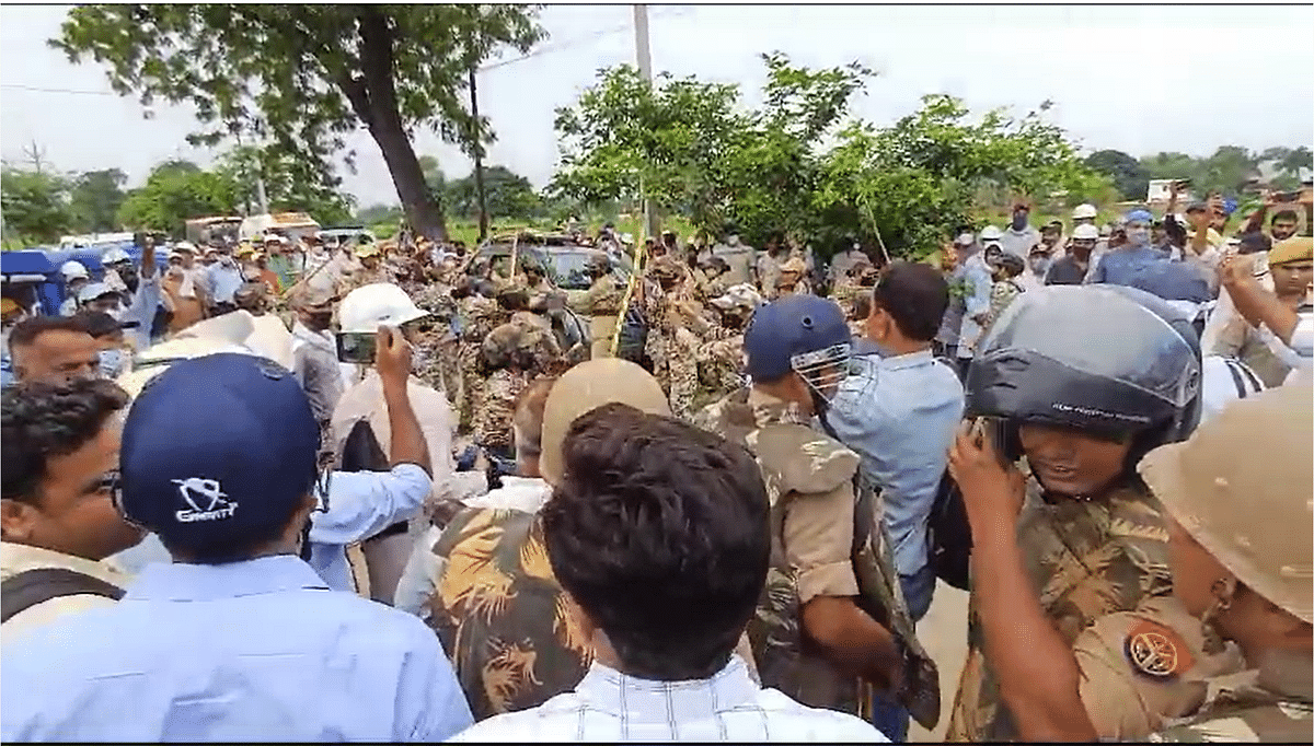 Agra Crime: पुलिस का आरोप है कि सत्संगियों ने पुलिस के ऊपर पथराव किया जिसमें कई पत्रकार और पुलिसकर्मी घायल हुए हैं. 