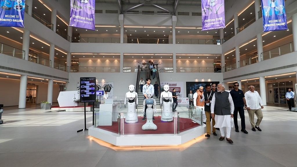 PM मोदी को रोबोट ने सर्व की चाय, देखिए गुजरात की साइंस सिटी की तस्वीरें