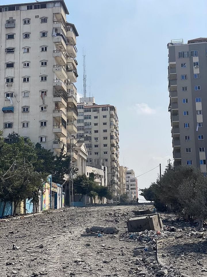 Isarel-Hamas War: गाजा पट्टी पर इजरायली सेना की जवाबी कार्रवाई ने शहर के कई इलाकों को नष्ट कर दिया है.