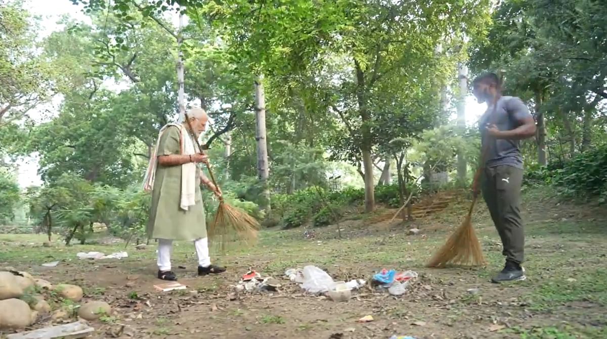 PM मोदी ने स्वच्छता अभियान में किया श्रमदान, शाह ने अहमदाबाद में लगाई झाड़ू Photos