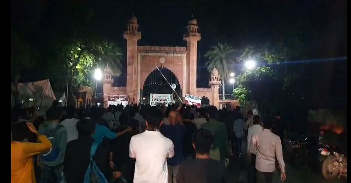 Israel Palestine Conflict: अलीगढ़ मुस्लिम यूनिवर्सिटी के छात्रों पर विरोध-प्रदर्शन के दौरान भड़काऊ नारेबाजी करने का आरोप है.