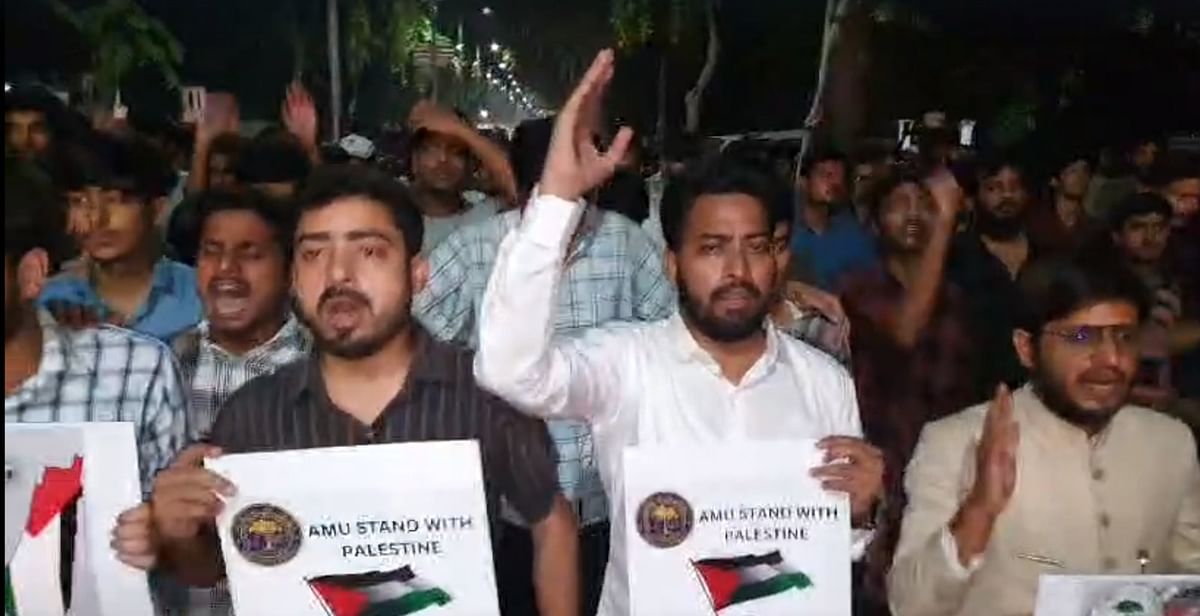 Israel Palestine Conflict: अलीगढ़ मुस्लिम यूनिवर्सिटी के छात्रों पर विरोध-प्रदर्शन के दौरान भड़काऊ नारेबाजी करने का आरोप है.