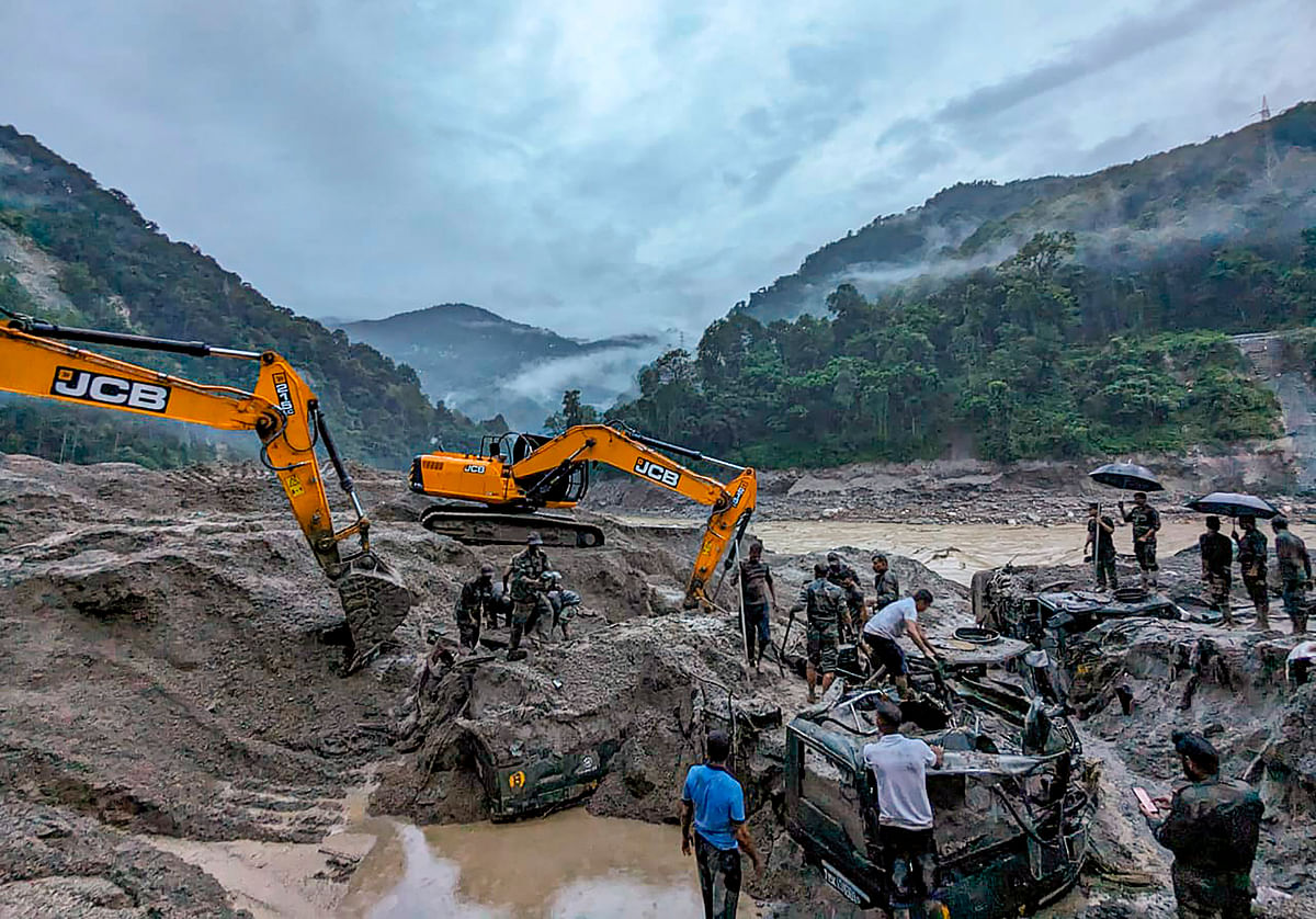 Sikkim Flood: सिक्किम के आसपास चिन्हिंत 14-21 खतरनाक ग्लेशियल झीलों में से ल्होनक झील भी एक थी.