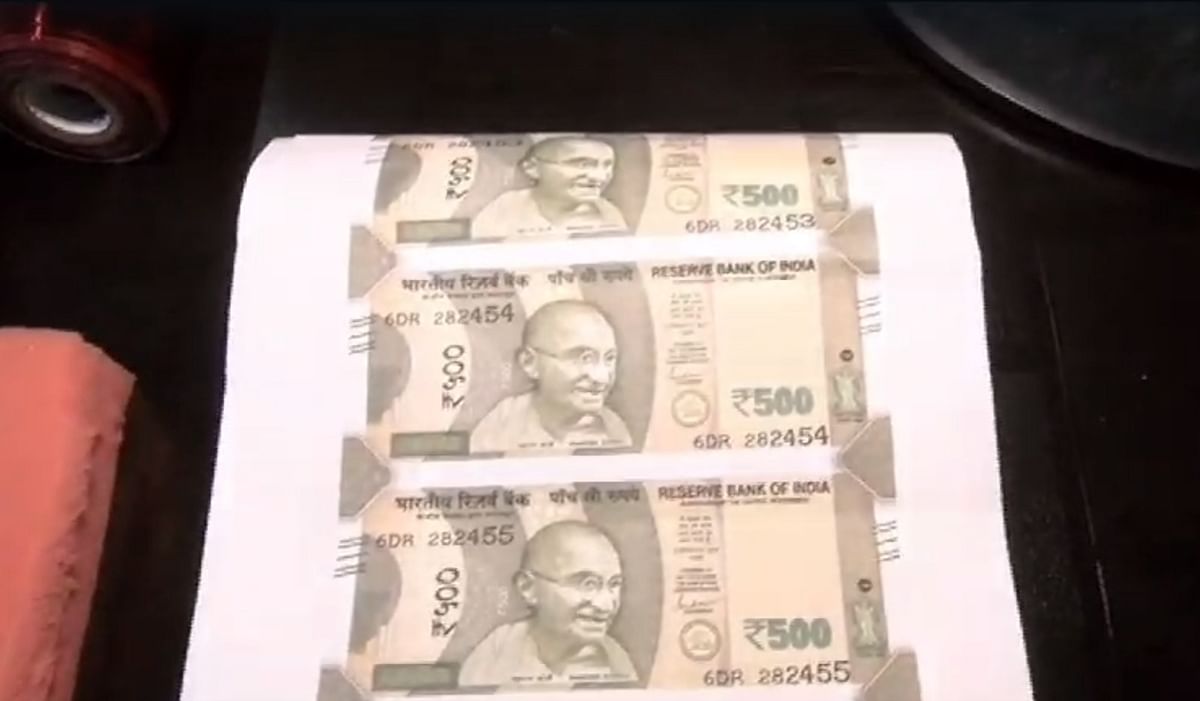 Fake Currency Gang Arrested: इंदौर के अन्नपूर्णा थाना पुलिस ने एक ऐसे गिरोह का भंडाफोड़ किया है, जो शहर में नकली नोट पिछले एक से डेढ़ साल से छापकर मार्केट में खपा रहा था. 