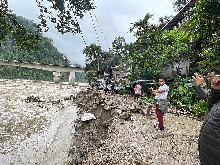 Sikkim Floods: 5 अक्टूबर को दोपहर 12 बजे तक, आपदा के कारण कम से कम 14 लोगों की जान चली गई है, और 22 सेना कर्मियों सहित 102 अन्य लापता हैं.