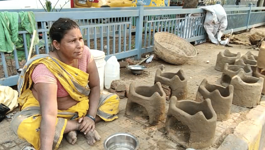 Chhath Puja 2023: मुस्लिम महिला पटना में बेच रही मिट्टी का चूल्हा, बेटे के लिए मांगी मन्नत