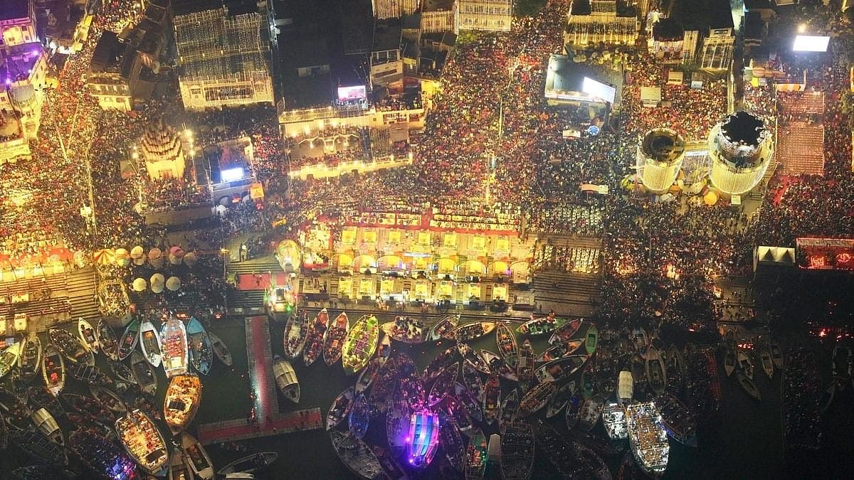 <div class="paragraphs"><p>Dev Diwali 2023: 21 लाख दीयों से जगमगाई काशी, पूरा माहौल रहा बम-बम, देखें Photos</p></div>