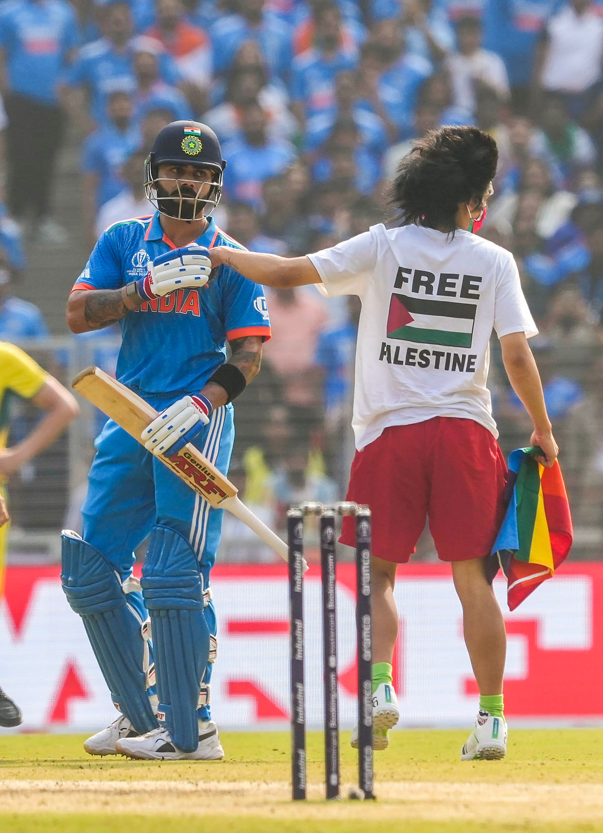 World Cup Final: भारत-ऑस्ट्रेलिया के बीच वर्ल्ड कप फाइनल के दौरान एक फिलिस्तीनी समर्थक नरेंद्र मोदी स्टेडियम में मैदान के अंदर घुस गया.