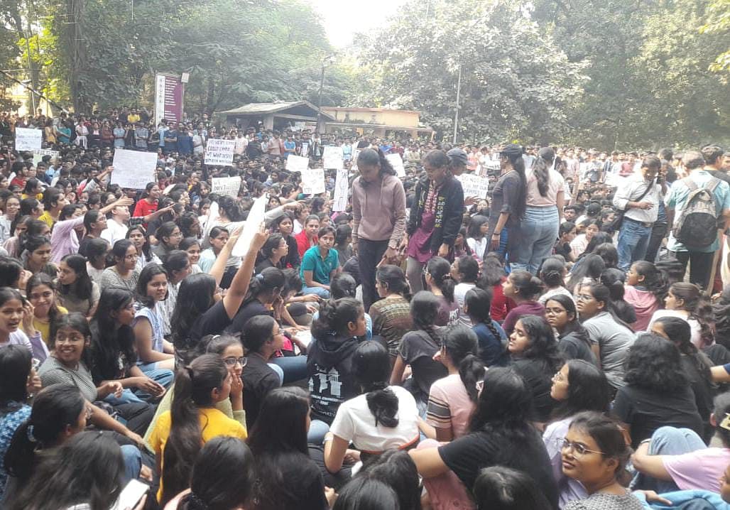 Molestation in BHU: बीएचयू में छात्राओं से लगातार हो रही छेड़खानी की घटनाओं से विश्वविद्यालय प्रशासन और पुलिस पर सवाल उठ रहे हैं.