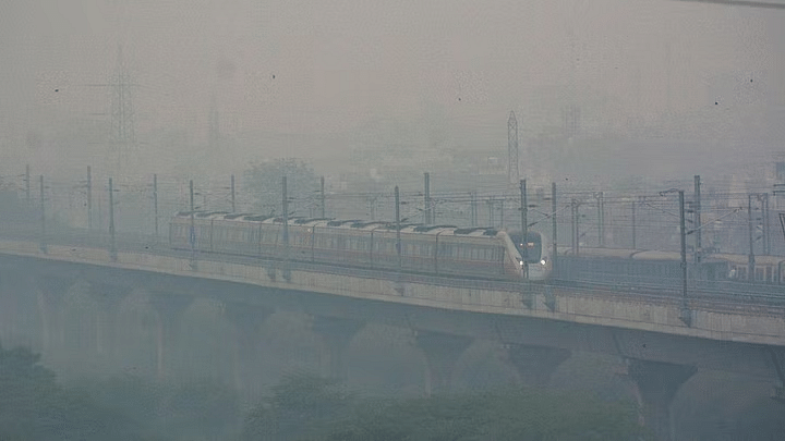<div class="paragraphs"><p> गाजियाबाद में 2 नवंबर को एलिवेटेड रोड पर धुंध छाई  रही.  वैज्ञानिकों ने अगले दो हफ्तों तक दिल्ली-NCR में प्रदूषण के स्तर में बढ़ोतरी की चेतावनी दी है.</p></div>