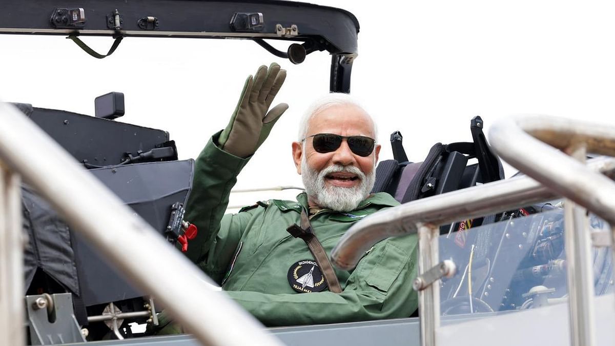PM Modi : "अविश्वसनीय" लड़ाकू विमान तेजस में पीएम मोदी ने भरी उड़ान। Photos