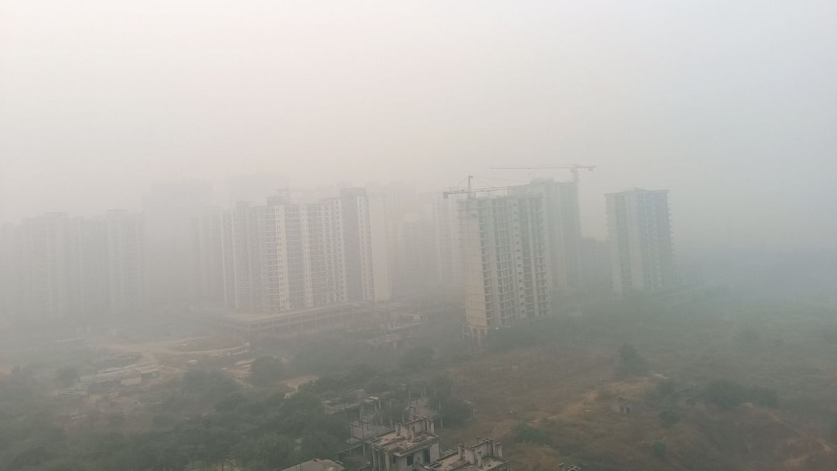 Delhi NCR AQI: वायु प्रदूषण बढ़ने से लोगों की आंखों में जलन और गले में खराश हो रही है. आसमान में भी घनी धुंध छाई हुई है.