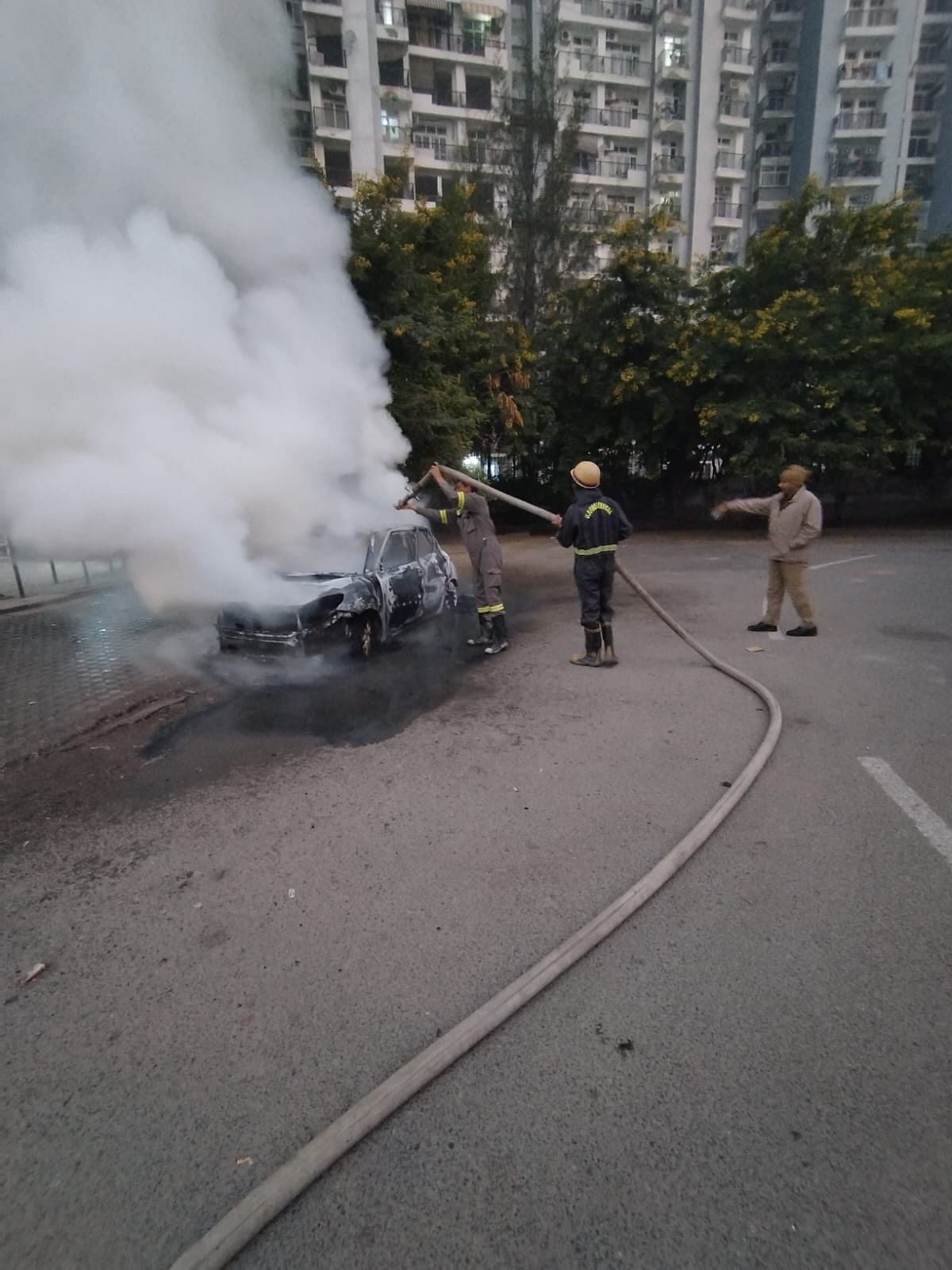 Noida के सेक्टर 119 की आम्रपाली प्लेटिनम सोसायटी के बाहर आकर खड़ी हुई, ठीक 3 मिनट बाद उसमें आग लग गई.