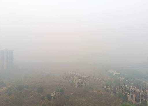 Delhi NCR AQI: वायु प्रदूषण बढ़ने से लोगों की आंखों में जलन और गले में खराश हो रही है. आसमान में भी घनी धुंध छाई हुई है.